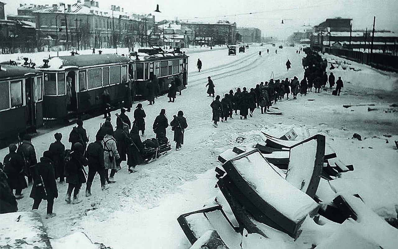 Оккупация блокада. Ленинградский трамвай 1942. Блокадный трамвай Ленинграда.